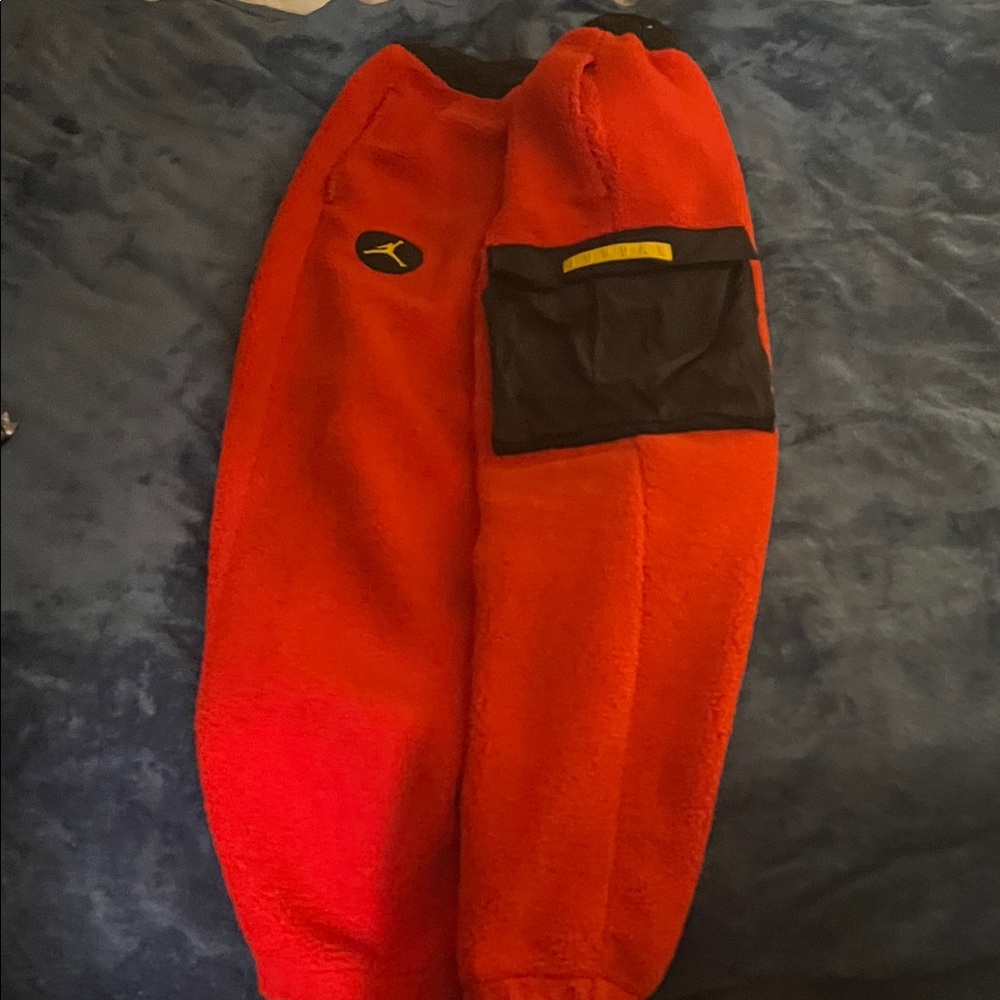 Jordan men’s Fleece Joggers Sherpa and warm liner inside to stay dry